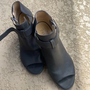 Women Naturalizer Sandals in size 9M.  Color black